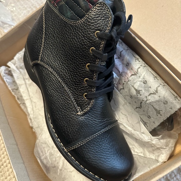 Clarks women’s Black Leather Boots - Picture 6 of 8